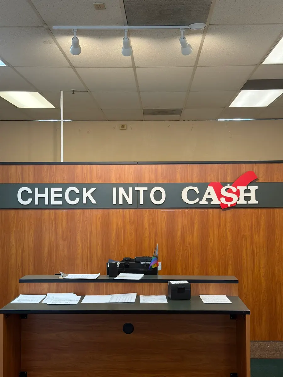 Check Into Cash – photo 3